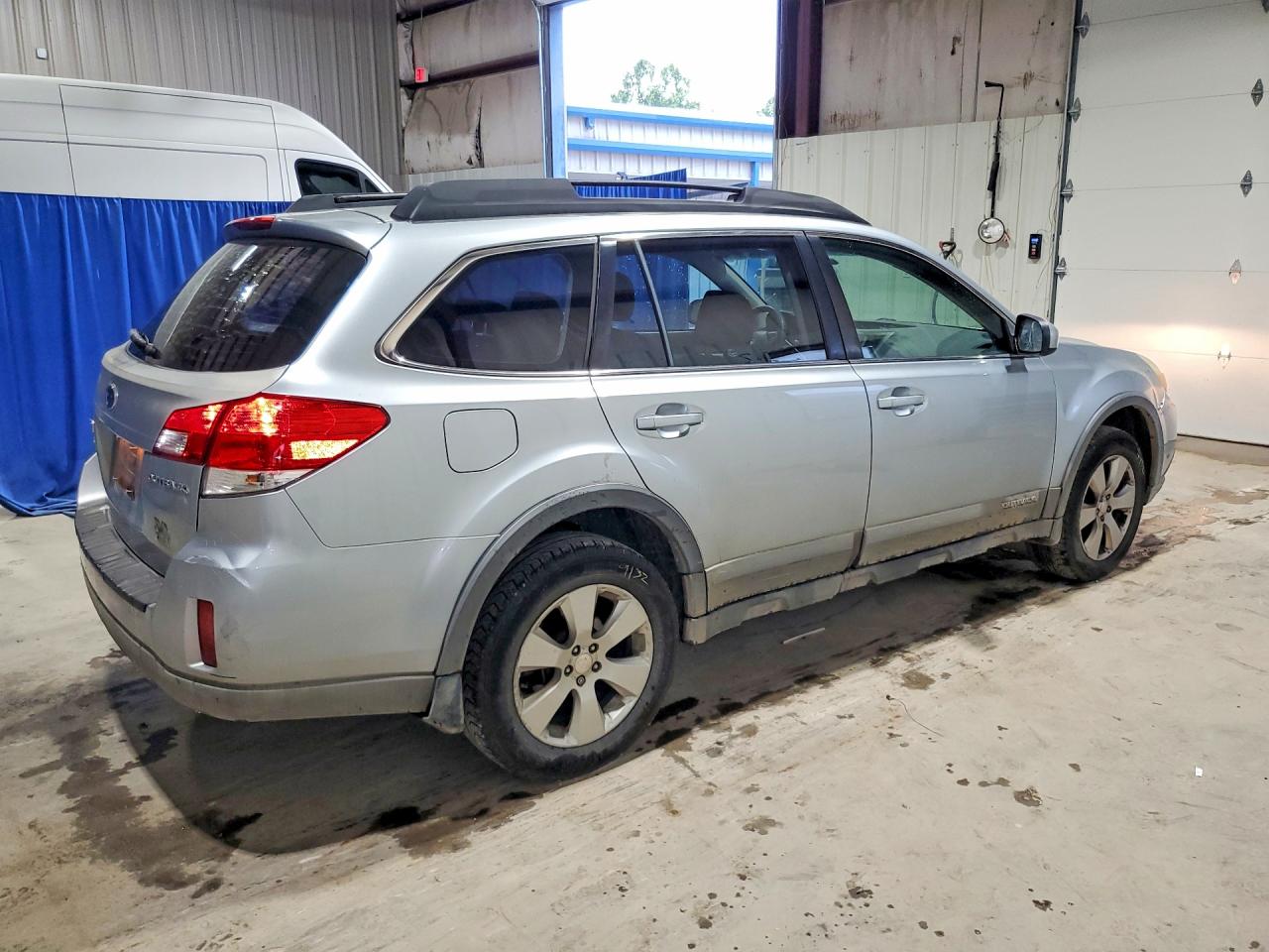 2012 Subaru Outback 2.5i Silver vin: 4S4BRCAC6C3268204