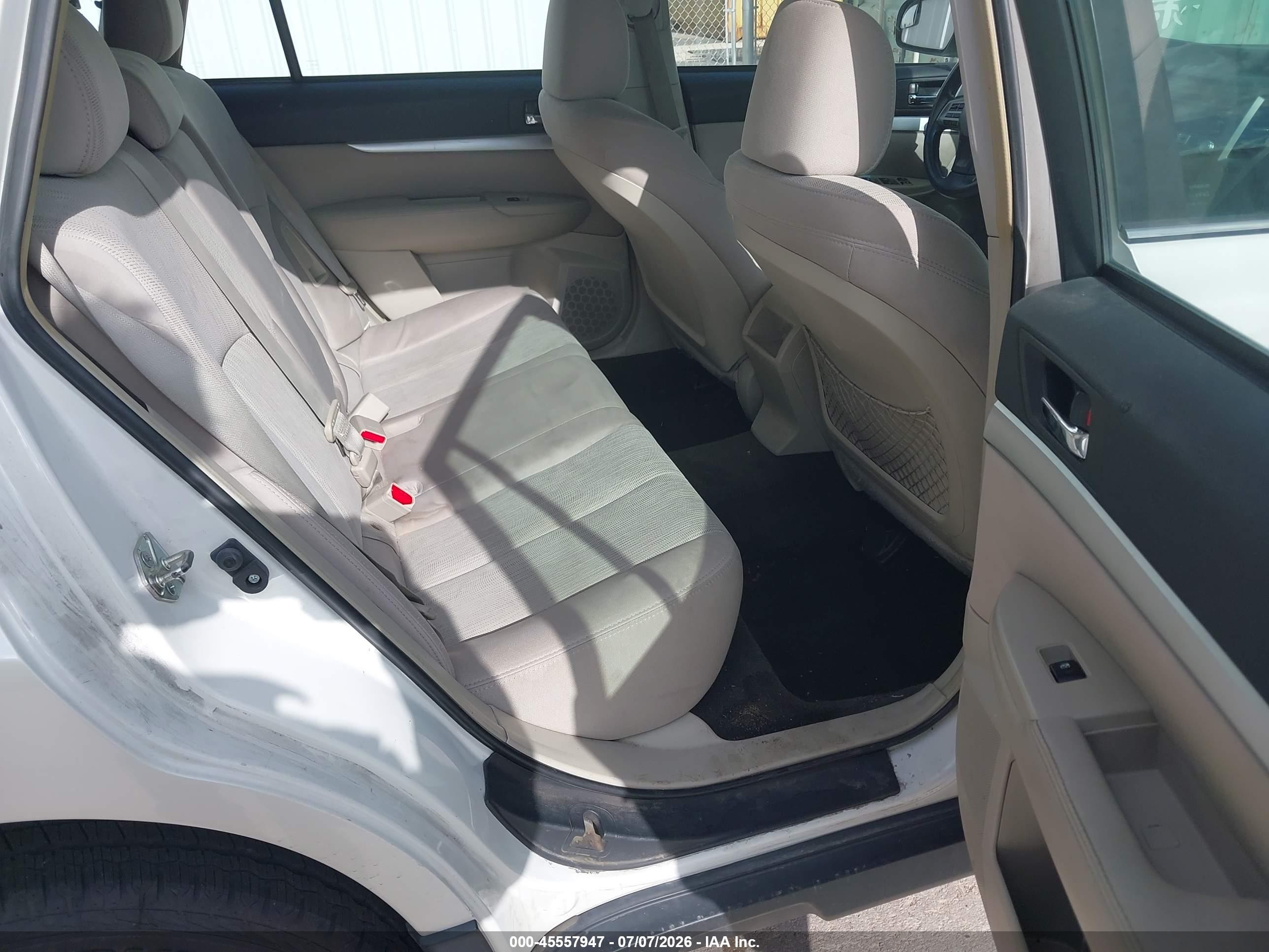 2013 Subaru Outback 2.5i White vin: 4S4BRCAC6D3284114