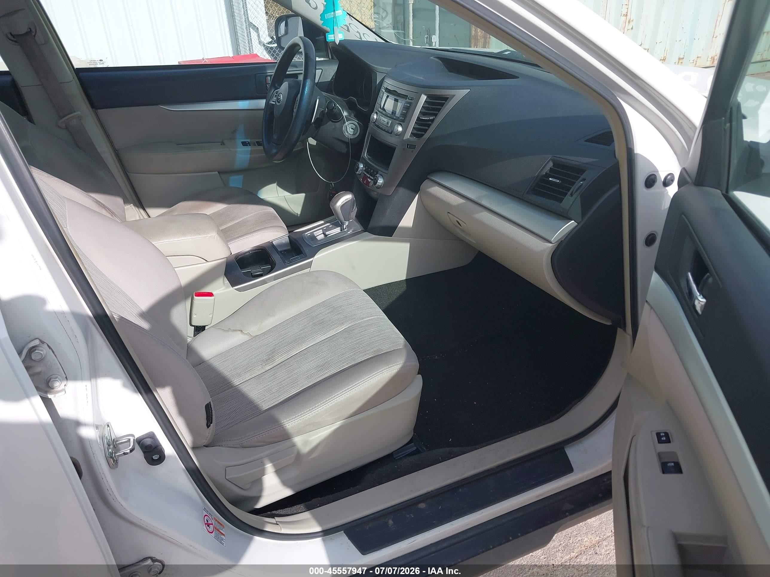 2013 Subaru Outback 2.5i White vin: 4S4BRCAC6D3284114
