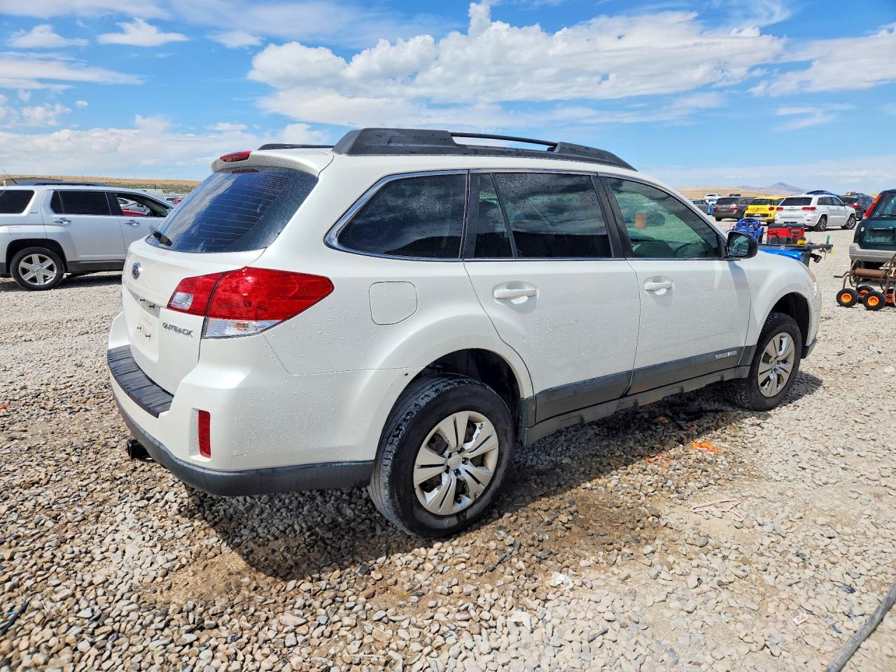 2012 Subaru Outback 2.5i White vin: 4S4BRCAC7C3242534