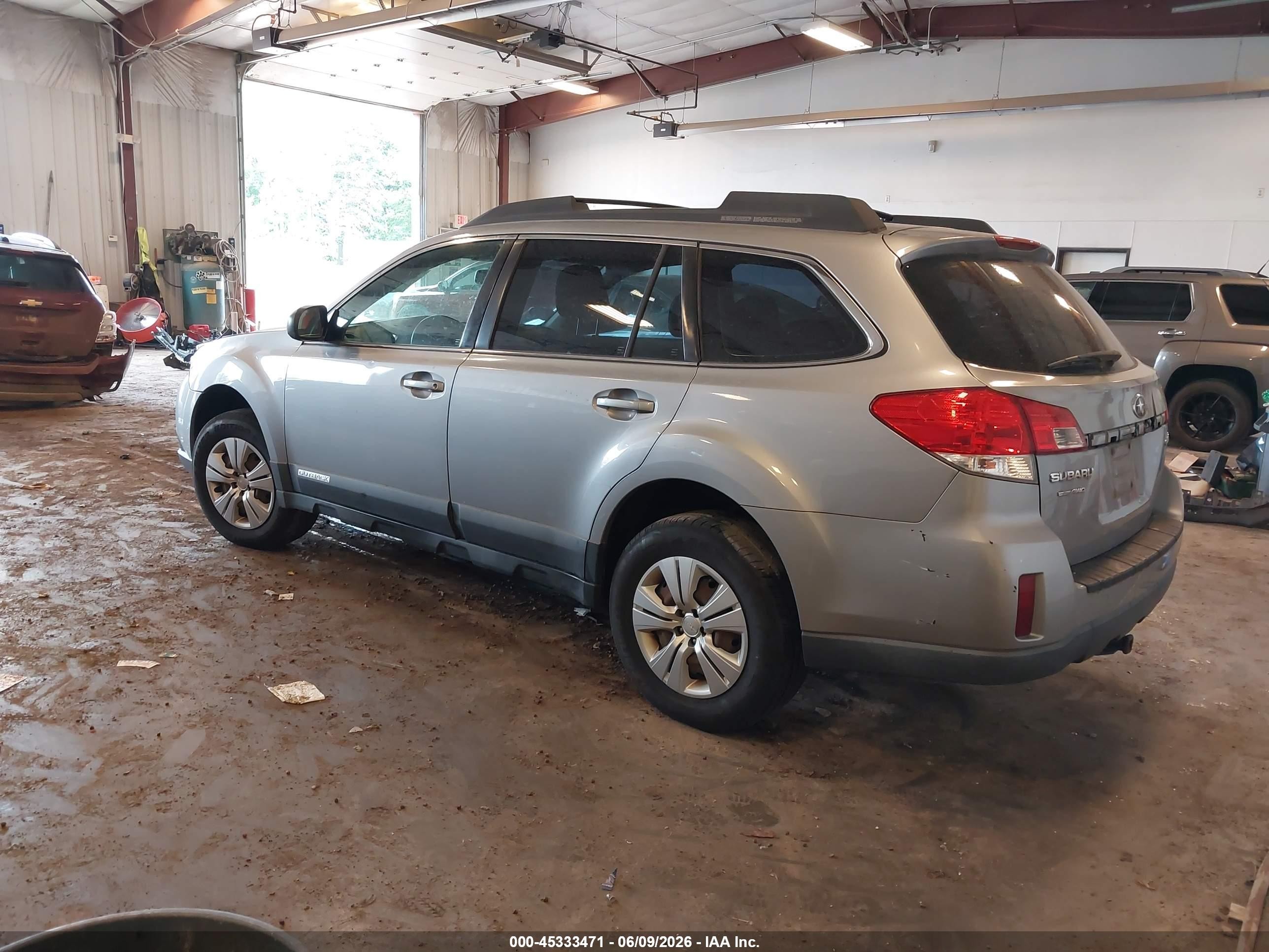 2010 Subaru Outback 2.5i Серебряный vin: 4S4BRCAC8A3330912