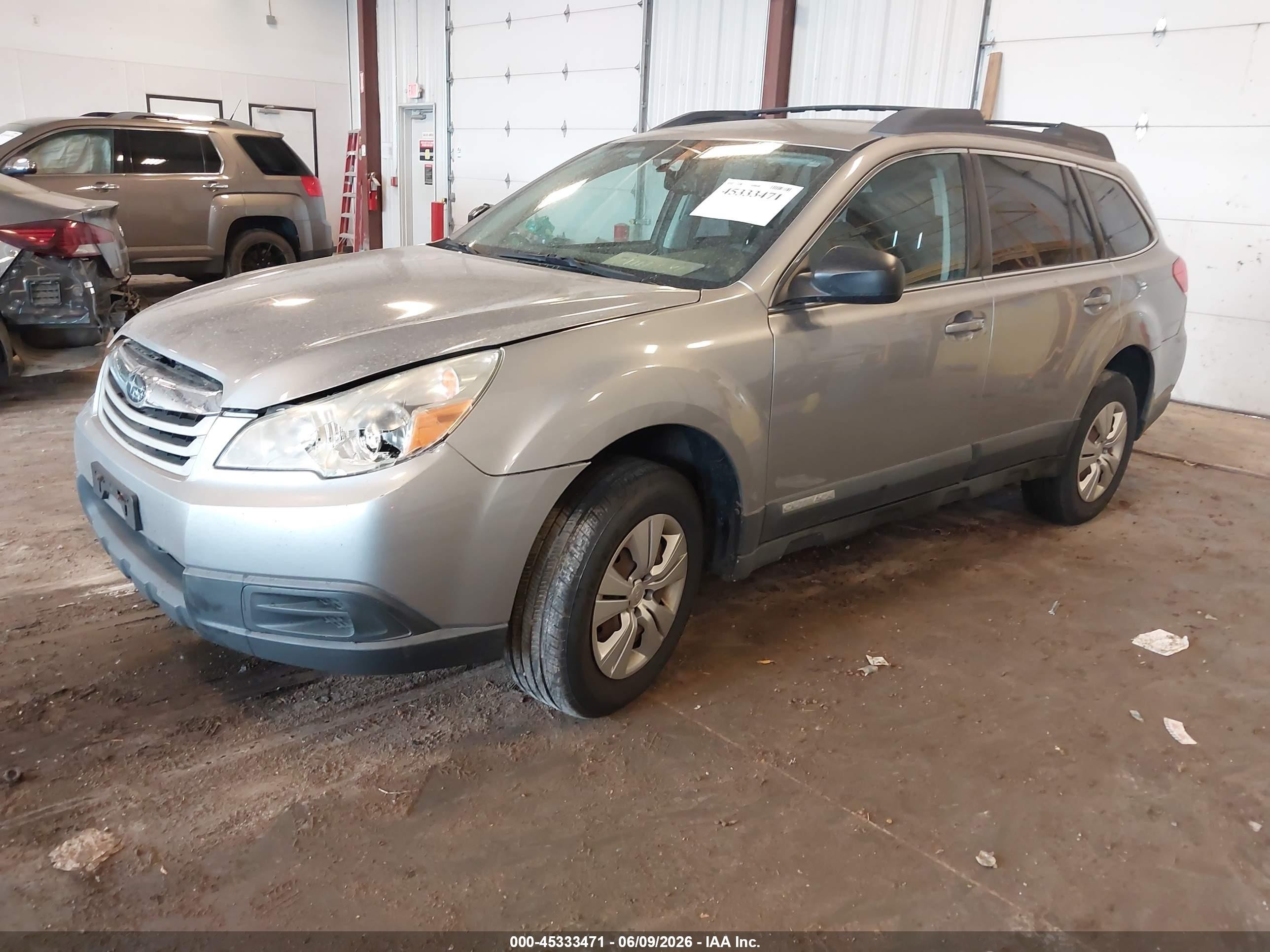 2010 Subaru Outback 2.5i Серебряный vin: 4S4BRCAC8A3330912