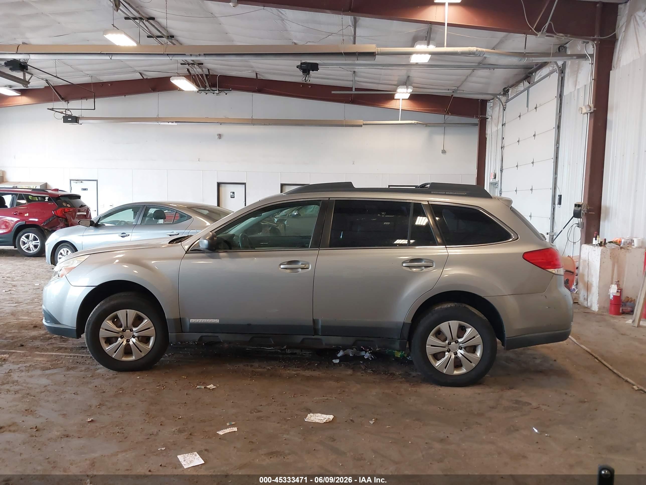 2010 Subaru Outback 2.5i Серебряный vin: 4S4BRCAC8A3330912