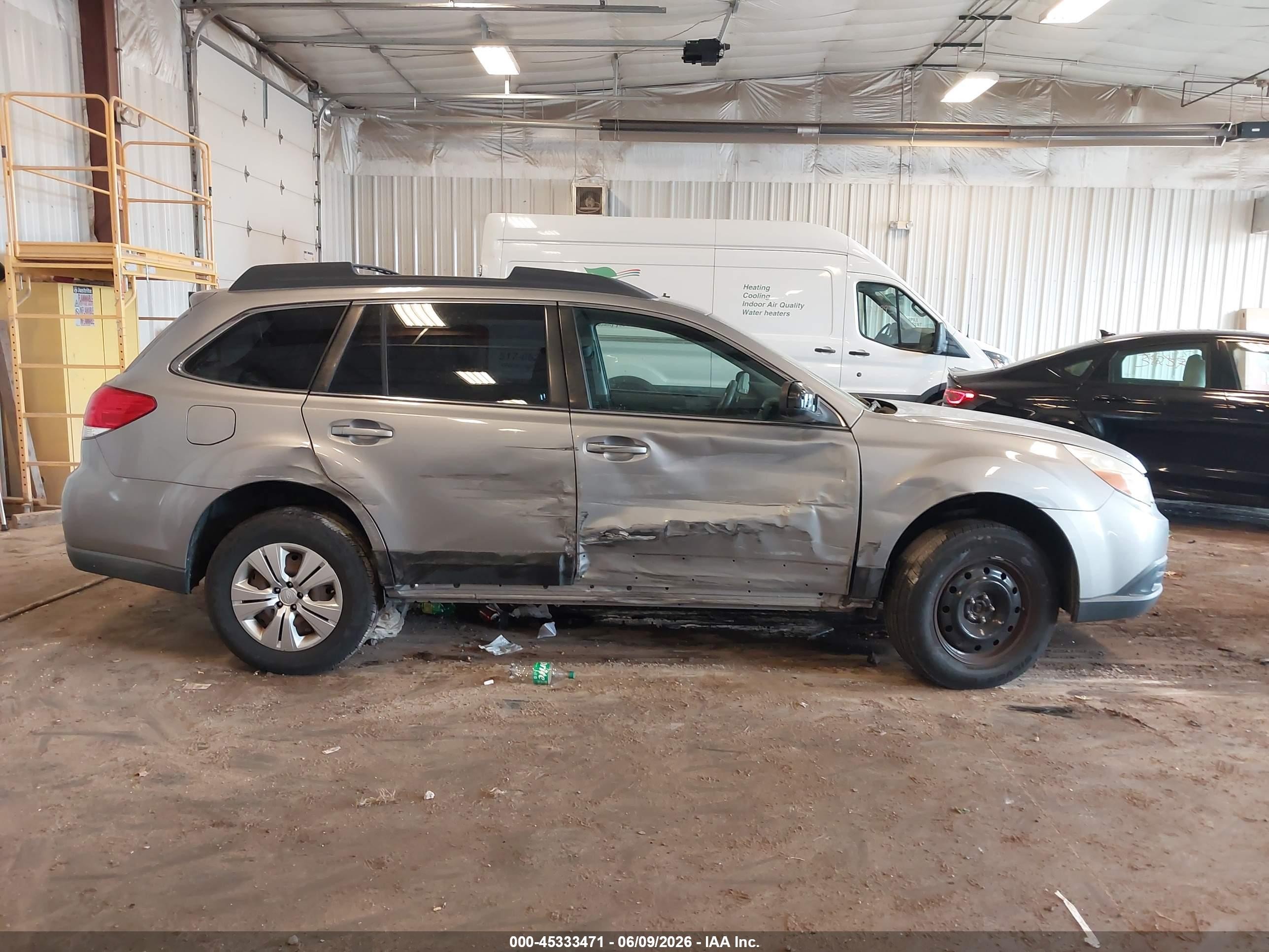 2010 Subaru Outback 2.5i Серебряный vin: 4S4BRCAC8A3330912