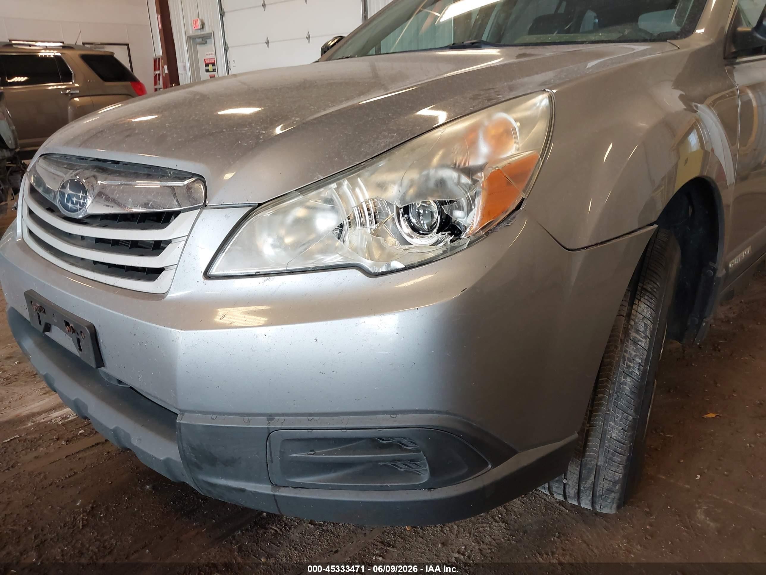 2010 Subaru Outback 2.5i Серебряный vin: 4S4BRCAC8A3330912