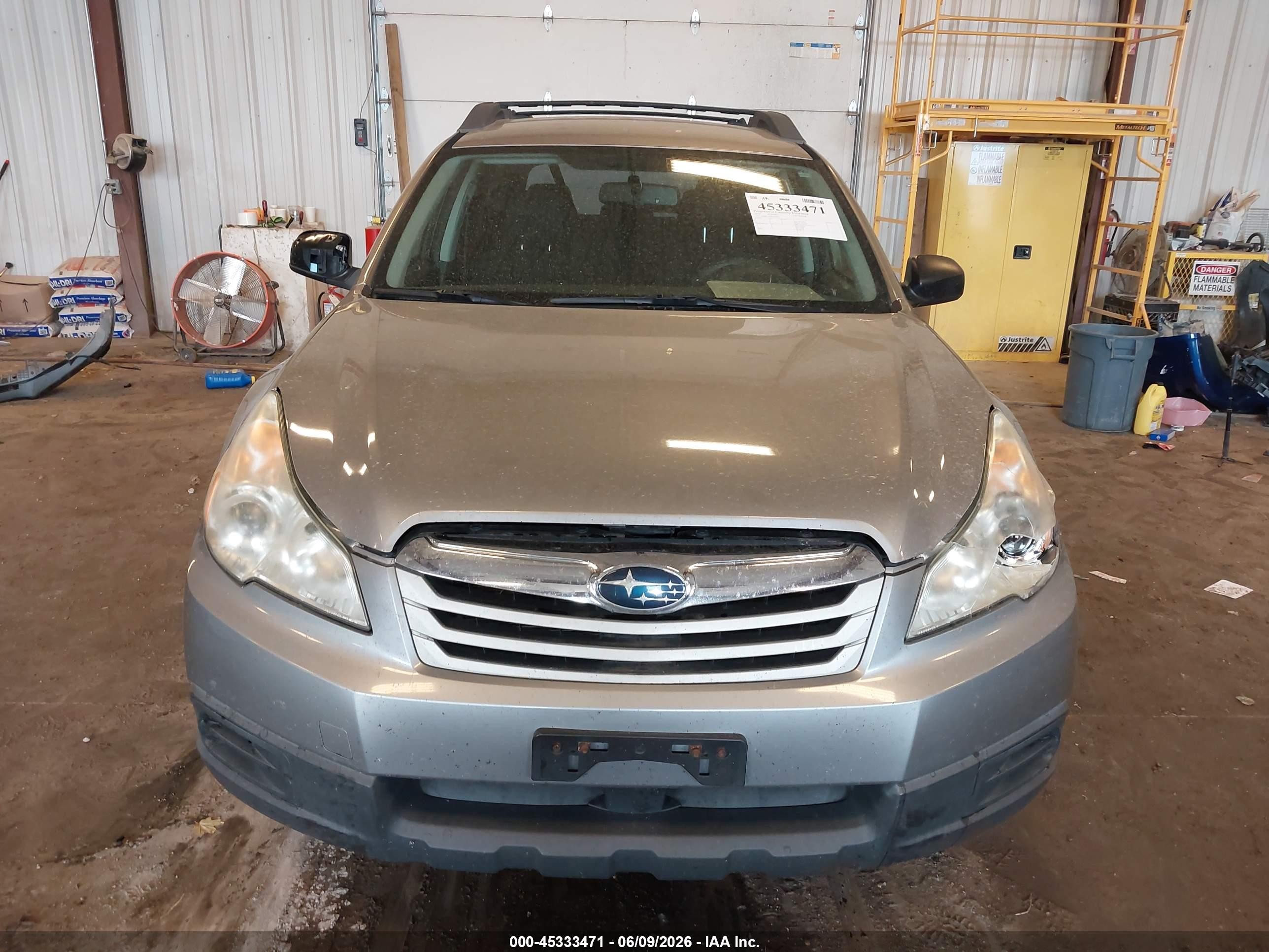 2010 Subaru Outback 2.5i Серебряный vin: 4S4BRCAC8A3330912