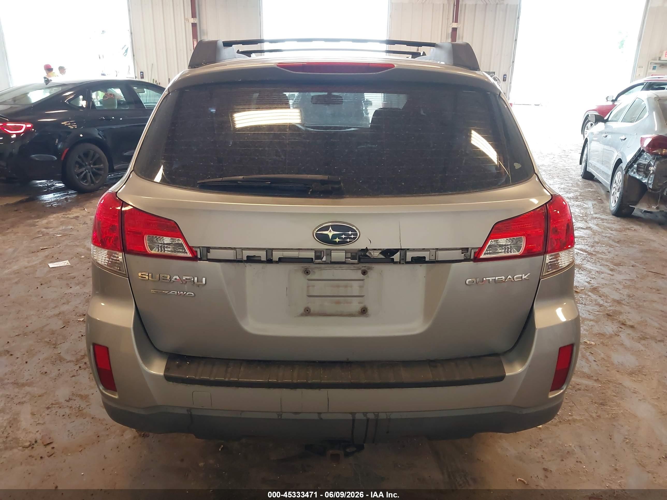 2010 Subaru Outback 2.5i Серебряный vin: 4S4BRCAC8A3330912