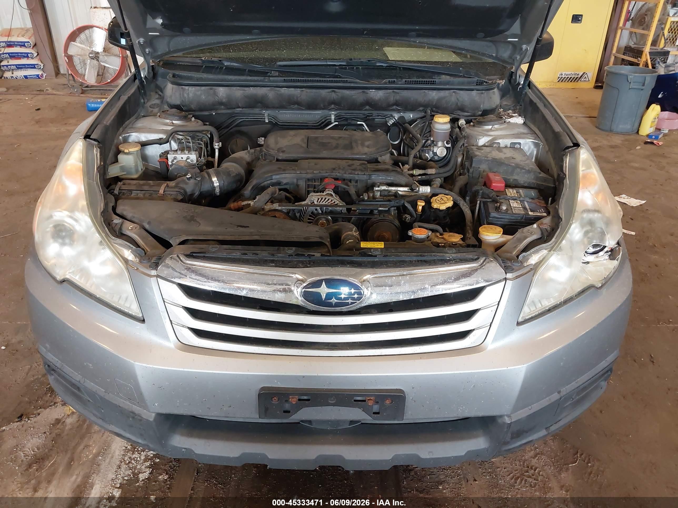 2010 Subaru Outback 2.5i Серебряный vin: 4S4BRCAC8A3330912