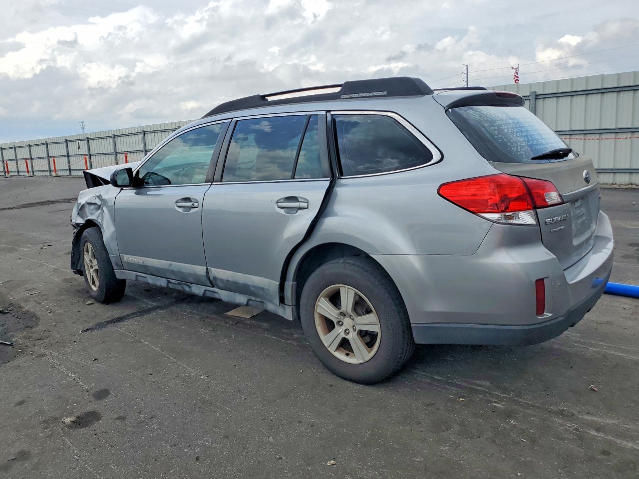 2010 Subaru Outback 2.5i Silver vin: 4S4BRCAC9A3384784
