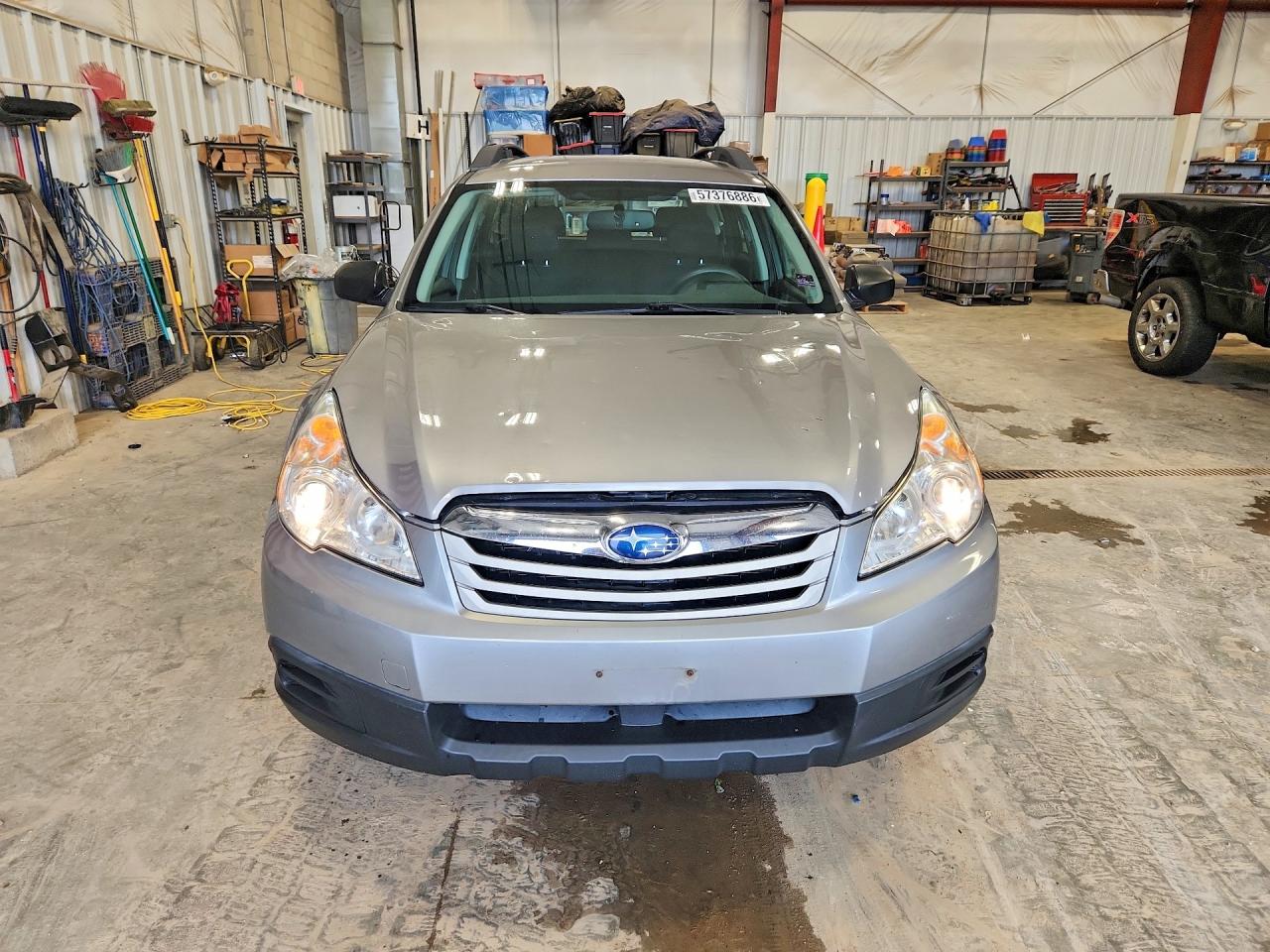 2011 Subaru Outback 2.5i Silver vin: 4S4BRCACXB3390790