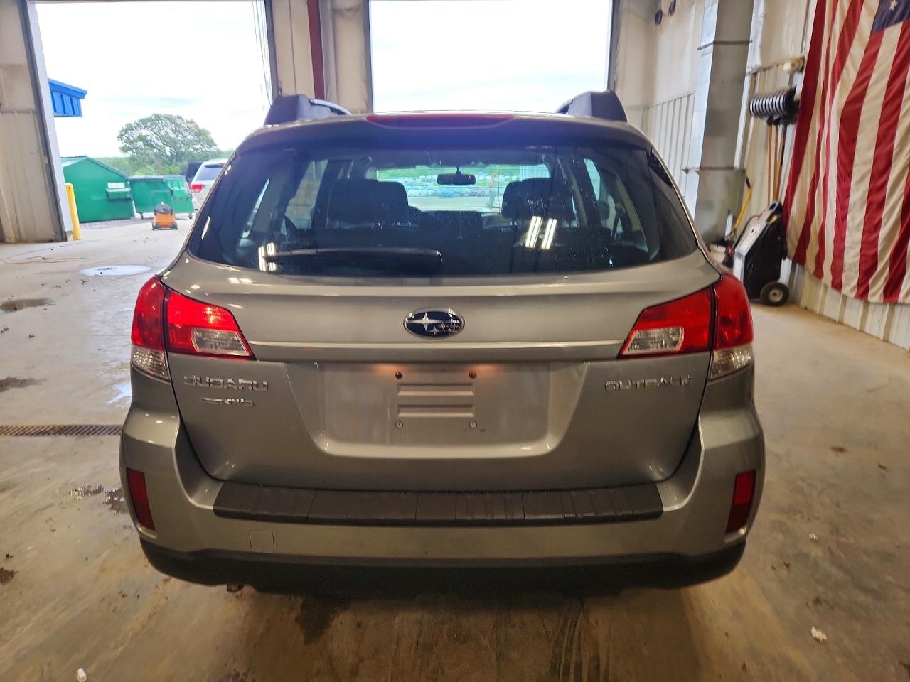 2011 Subaru Outback 2.5i Silver vin: 4S4BRCACXB3390790