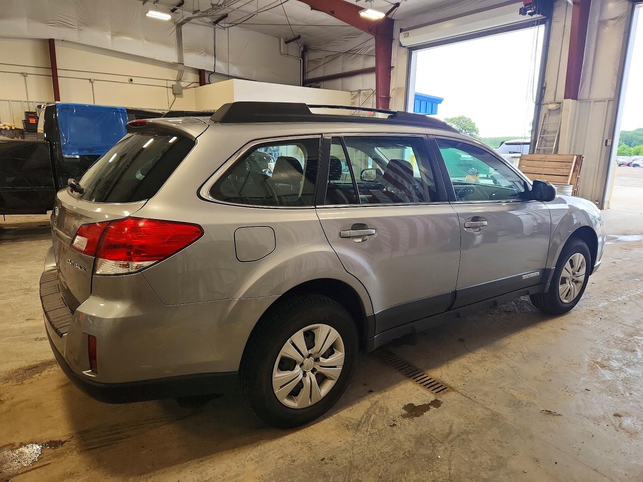 2011 Subaru Outback 2.5i Silver vin: 4S4BRCACXB3390790