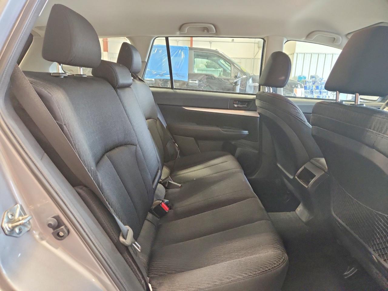 2011 Subaru Outback 2.5i Silver vin: 4S4BRCACXB3390790