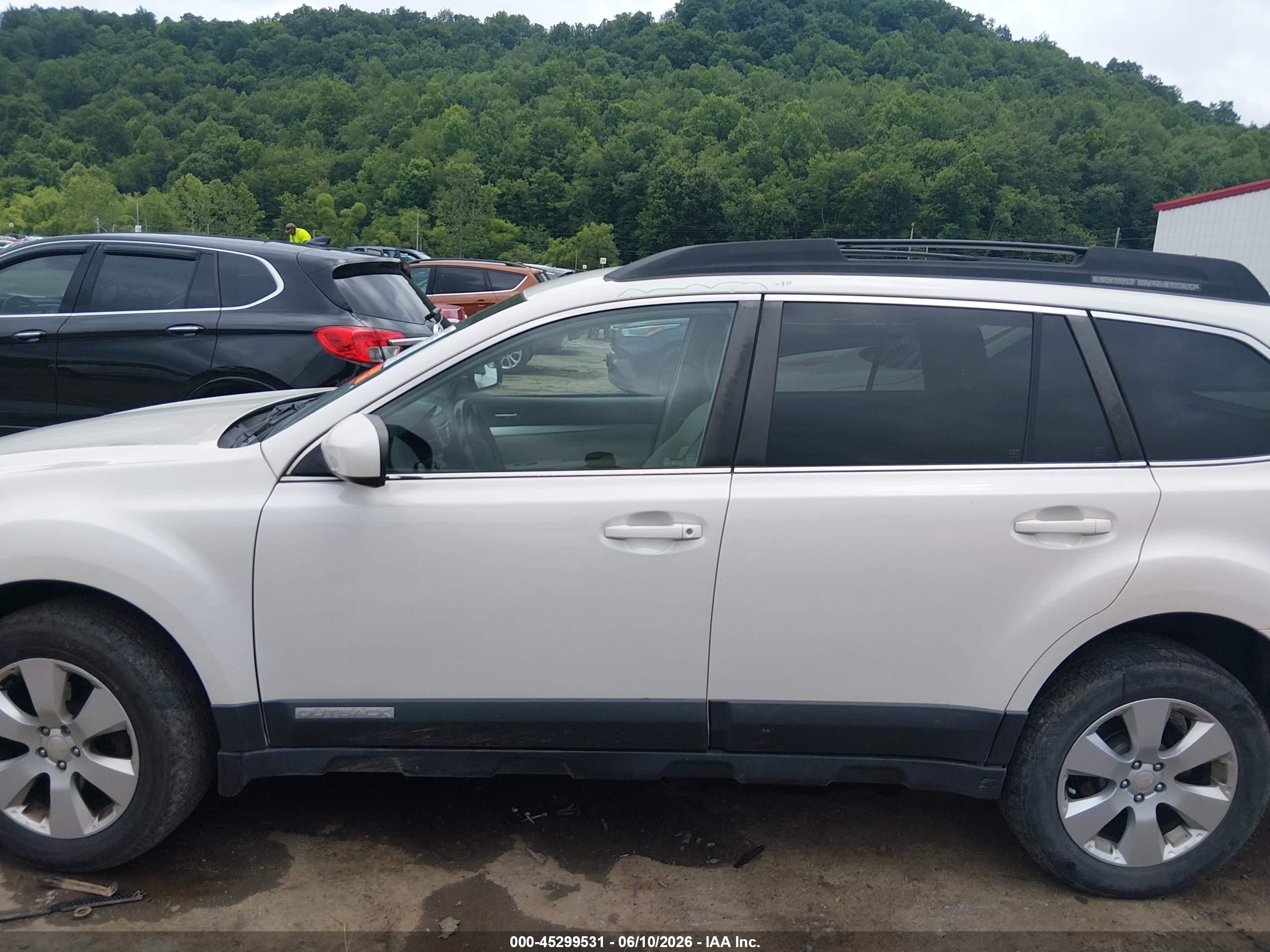 2012 Subaru Outback 2.5i Premium White vin: 4S4BRCBC1C3298886