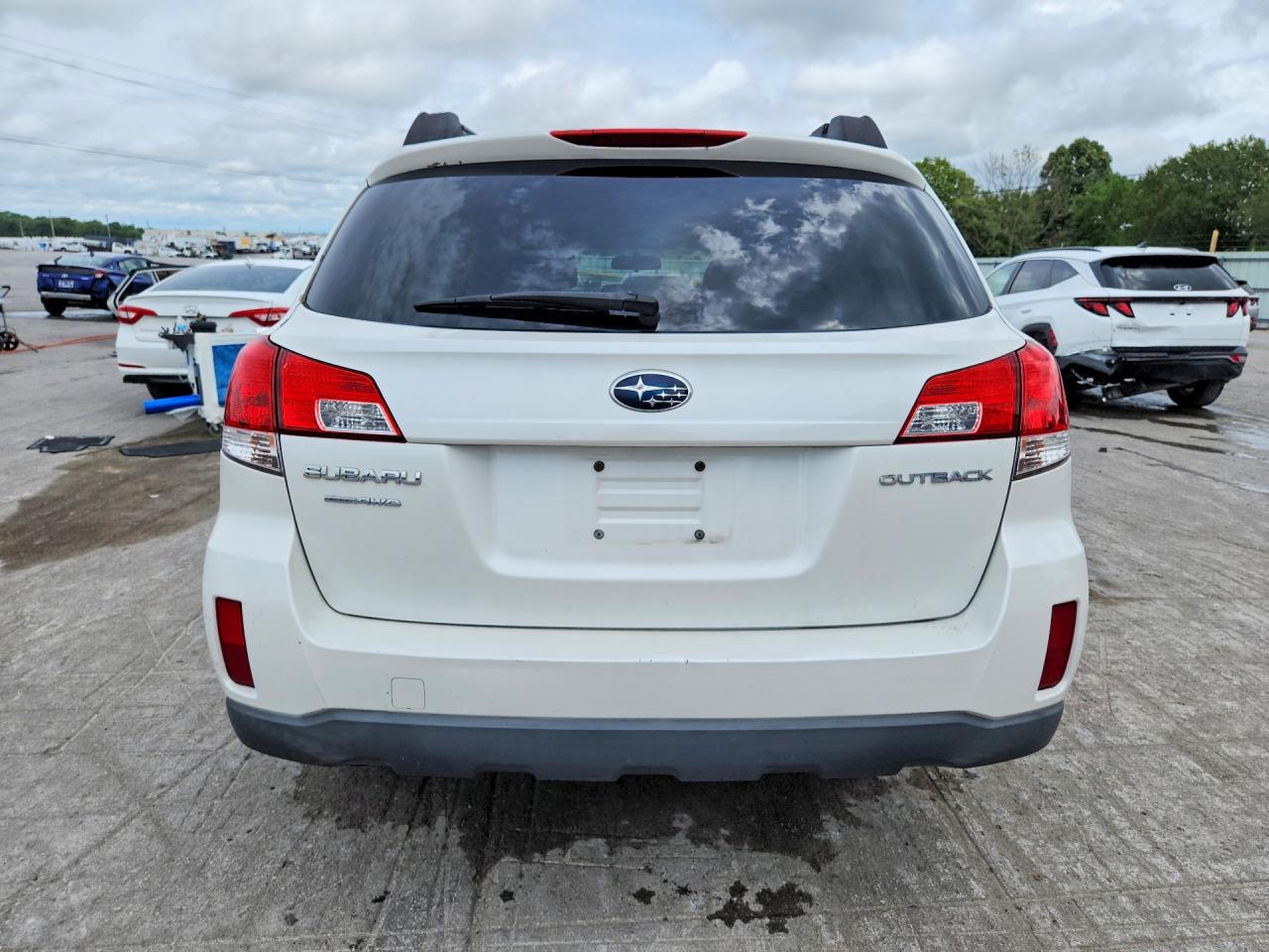2013 Subaru Outback 2.5i Premium White vin: 4S4BRCBC1D3264951