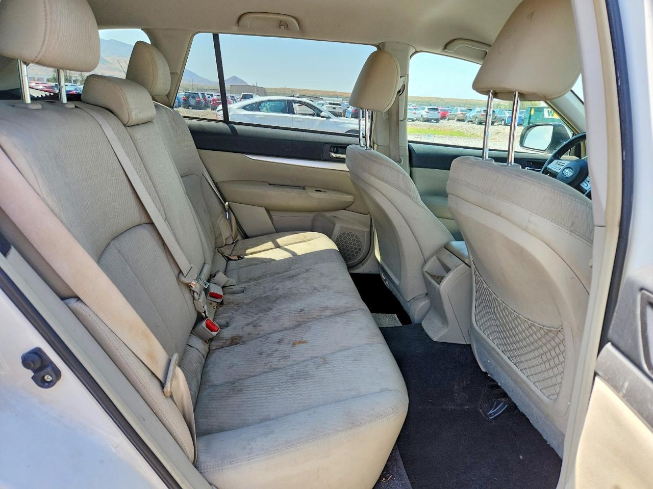 2011 Subaru Outback 2.5i Premium White vin: 4S4BRCCC1B3370604