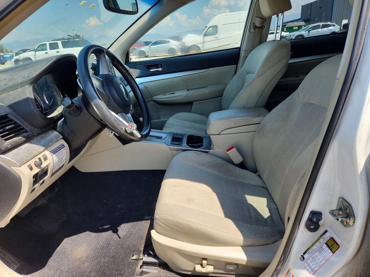 2011 Subaru Outback 2.5i Premium White vin: 4S4BRCCC1B3370604