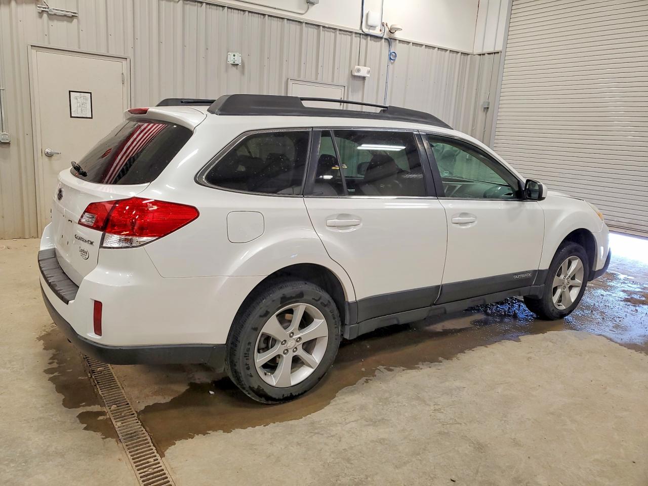 2013 Subaru Outback 2.5i Premium White vin: 4S4BRCCC1D3274488