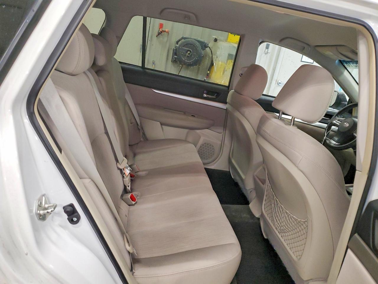 2013 Subaru Outback 2.5i Premium White vin: 4S4BRCCC1D3274488