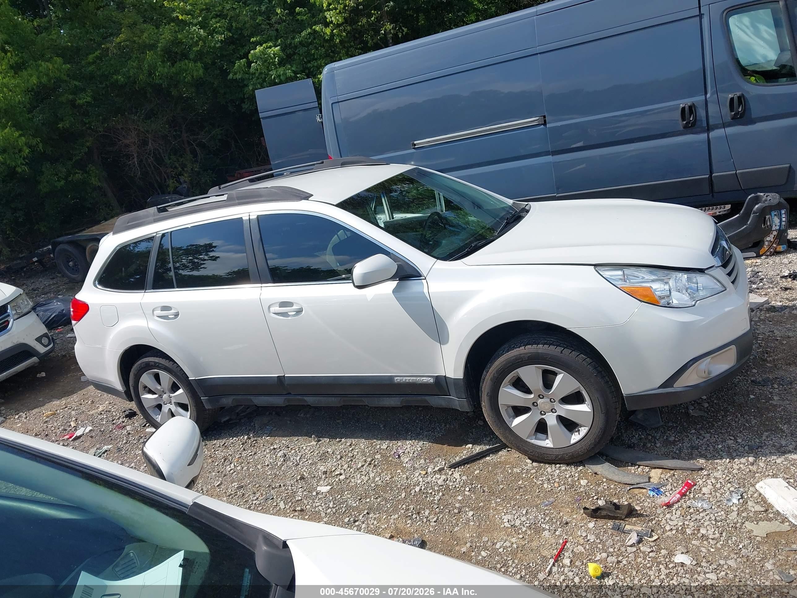 2010 Subaru Outback 2.5i Premium White vin: 4S4BRCCC2A3350456