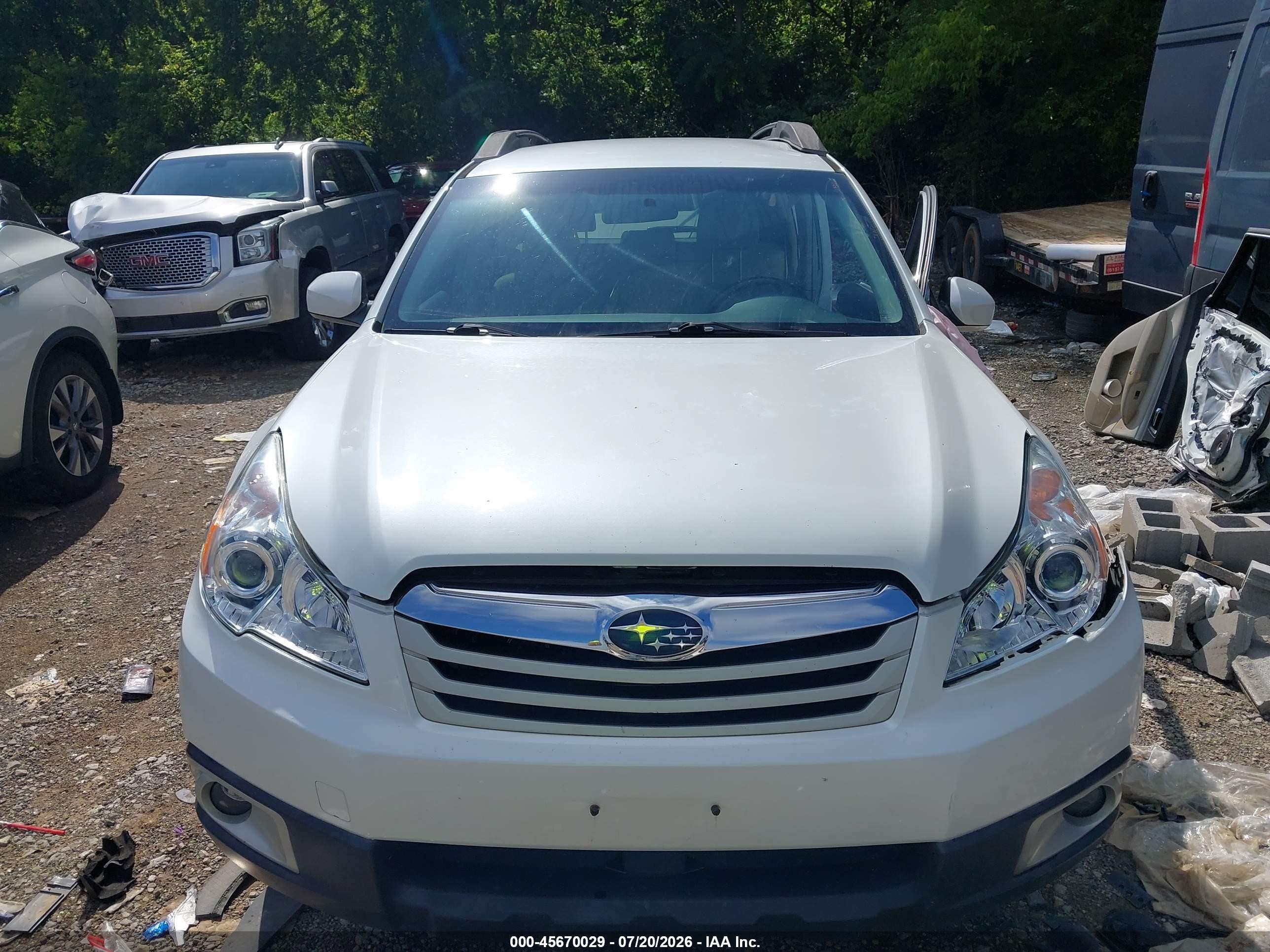 2010 Subaru Outback 2.5i Premium White vin: 4S4BRCCC2A3350456