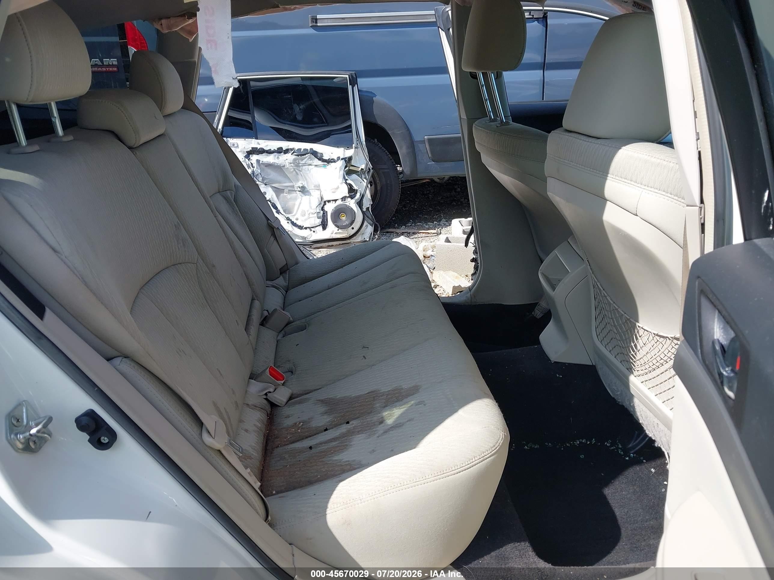 2010 Subaru Outback 2.5i Premium White vin: 4S4BRCCC2A3350456