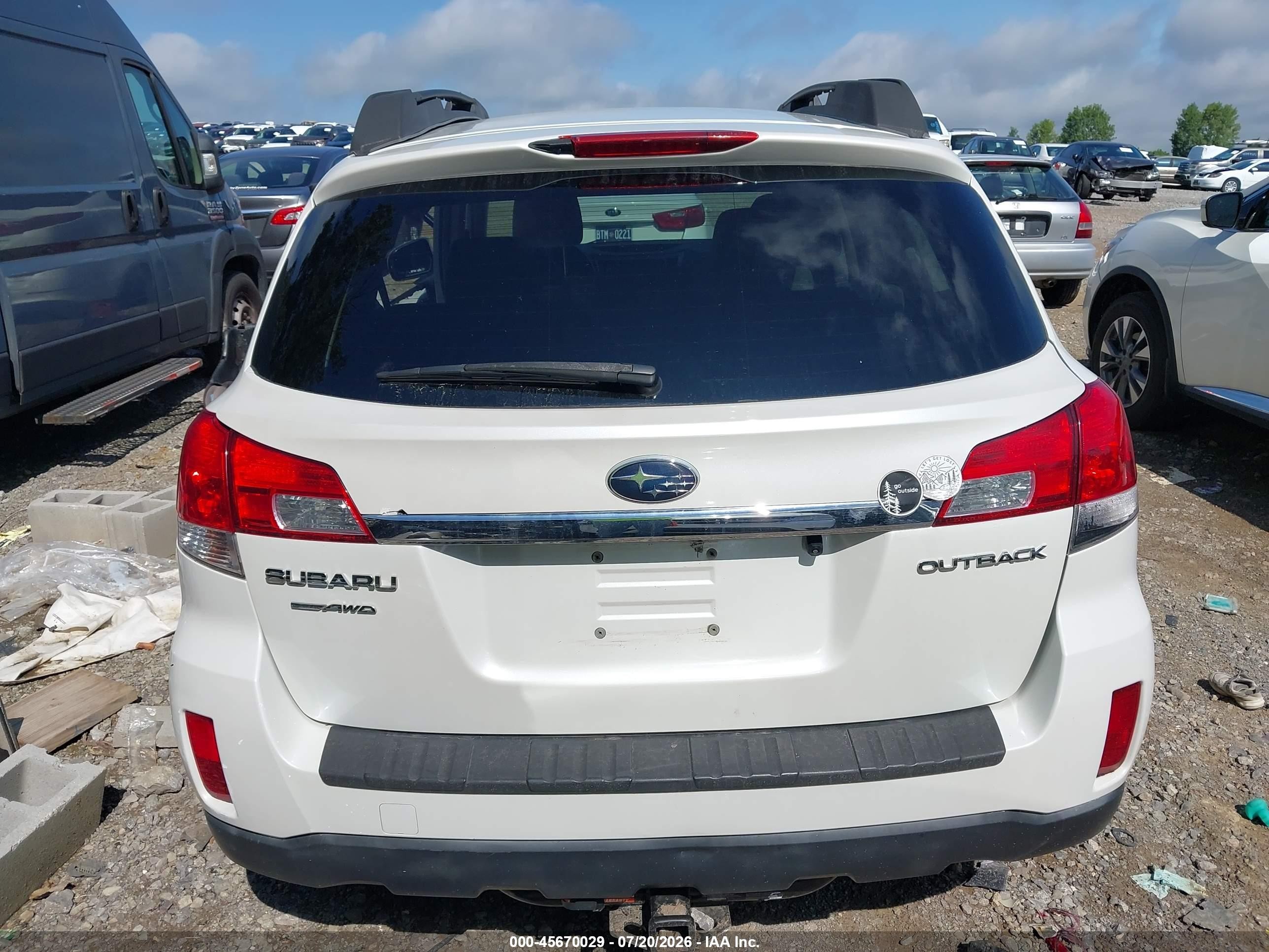2010 Subaru Outback 2.5i Premium White vin: 4S4BRCCC2A3350456