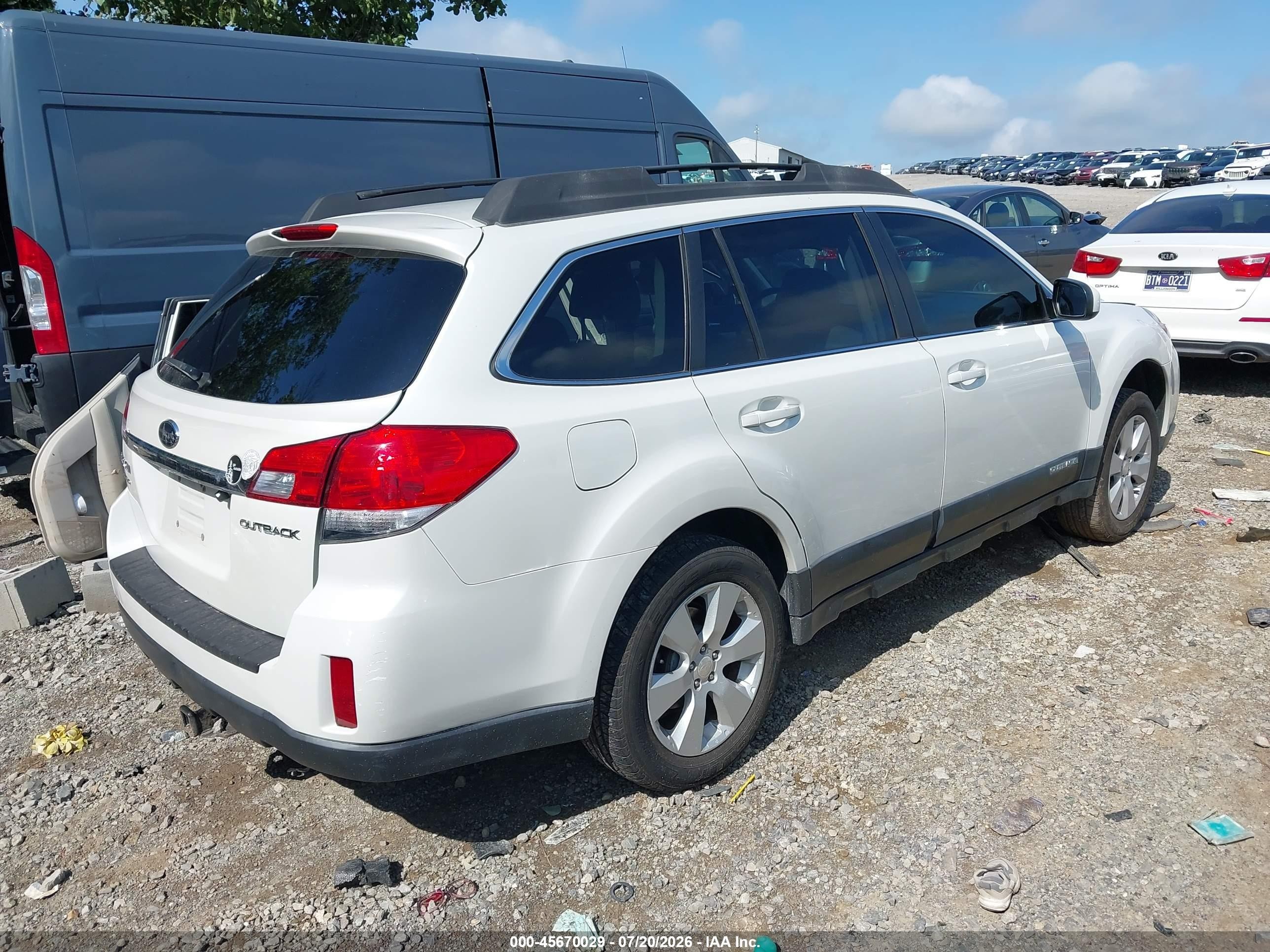2010 Subaru Outback 2.5i Premium White vin: 4S4BRCCC2A3350456