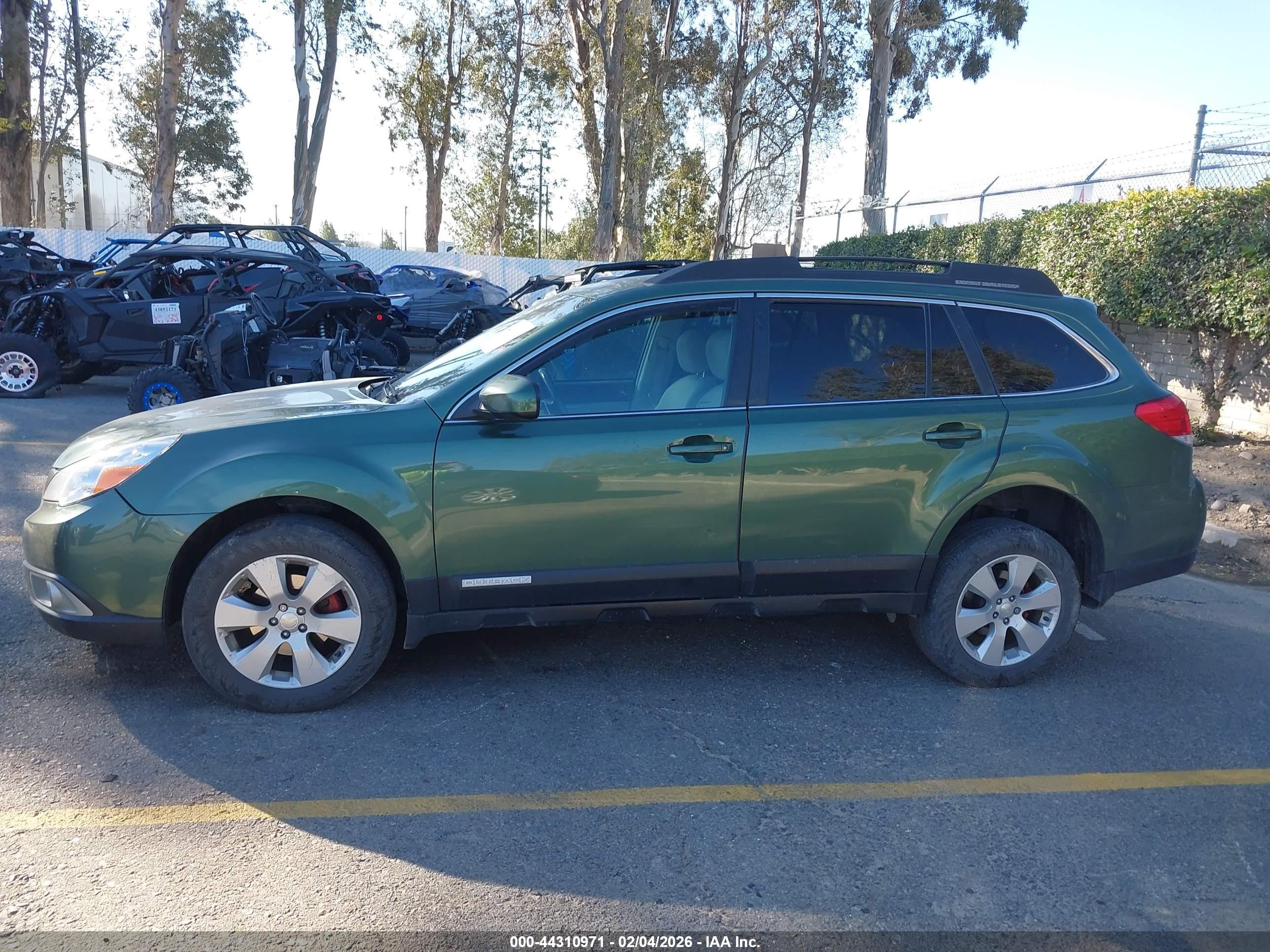 2011 Subaru Outback 2.5i Premium Green vin: 4S4BRCCC2B3429112