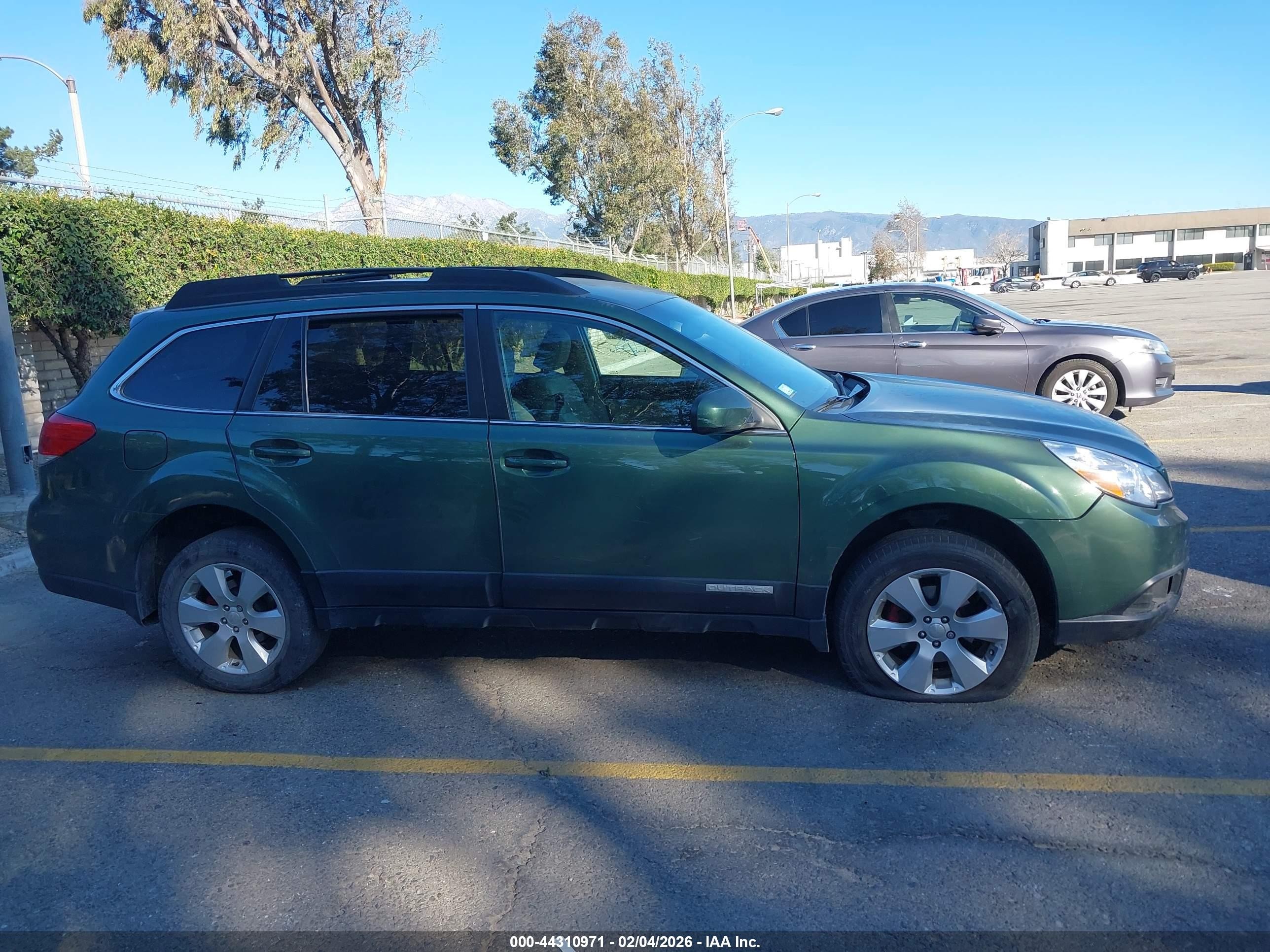 2011 Subaru Outback 2.5i Premium Green vin: 4S4BRCCC2B3429112