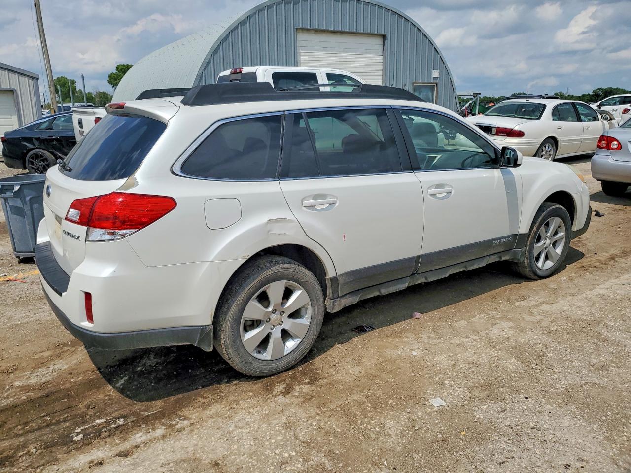 2013 Subaru Outback 2.5i Premium White vin: 4S4BRCCC2D3283426