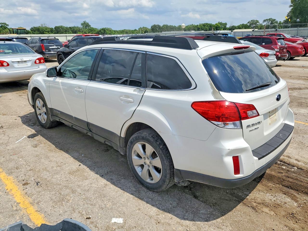 2013 Subaru Outback 2.5i Premium White vin: 4S4BRCCC2D3283426