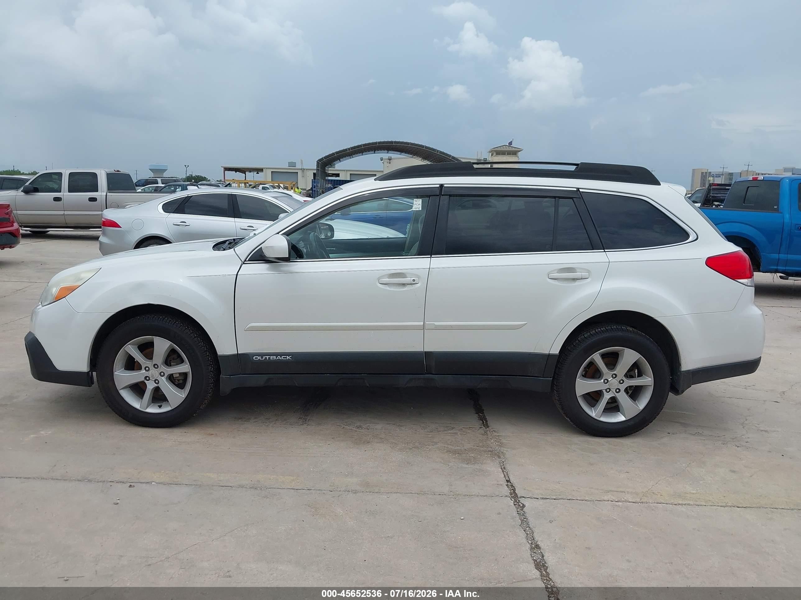 2013 Subaru Outback 2.5i Premium White vin: 4S4BRCCC2D3293227