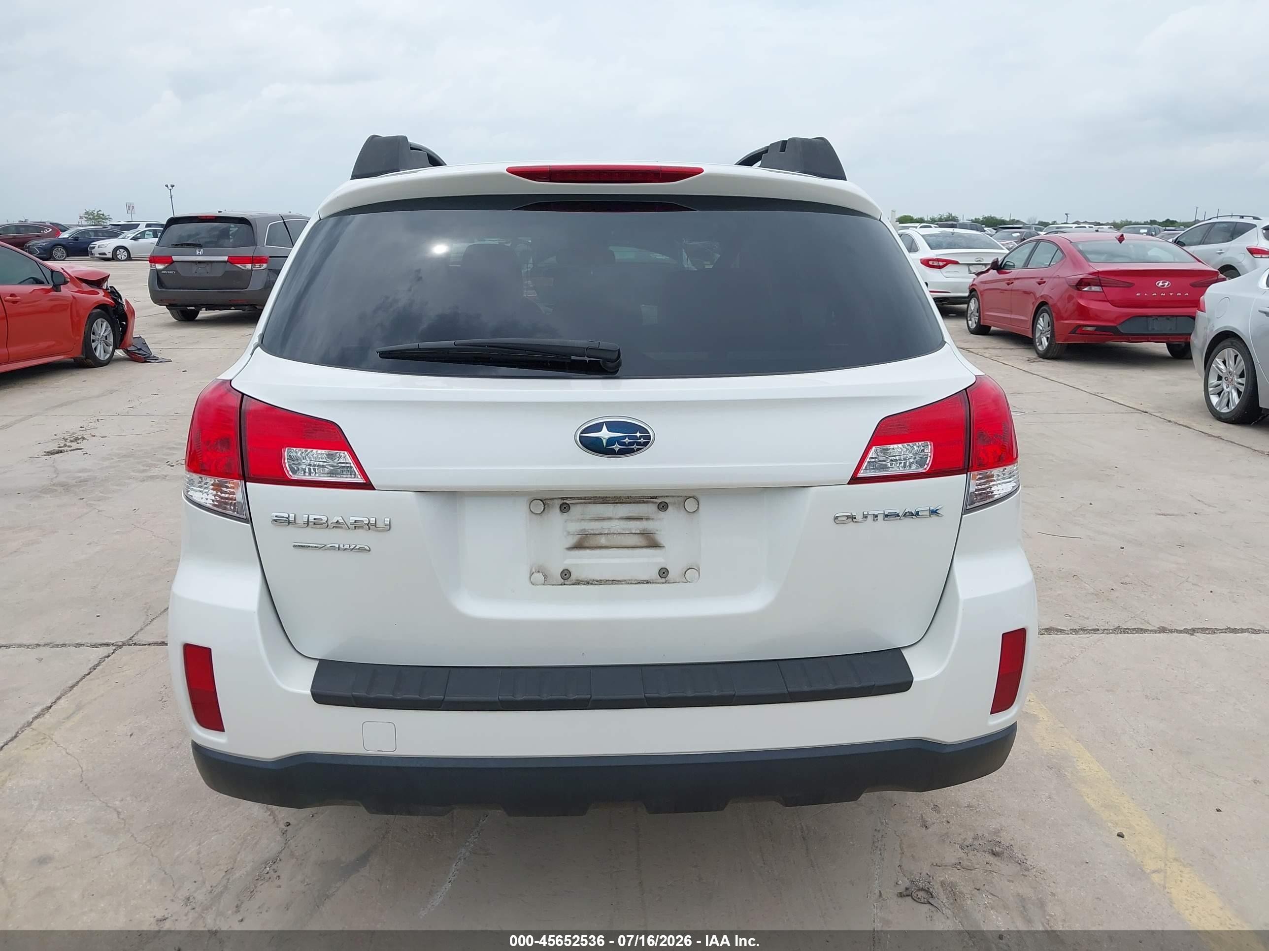 2013 Subaru Outback 2.5i Premium White vin: 4S4BRCCC2D3293227