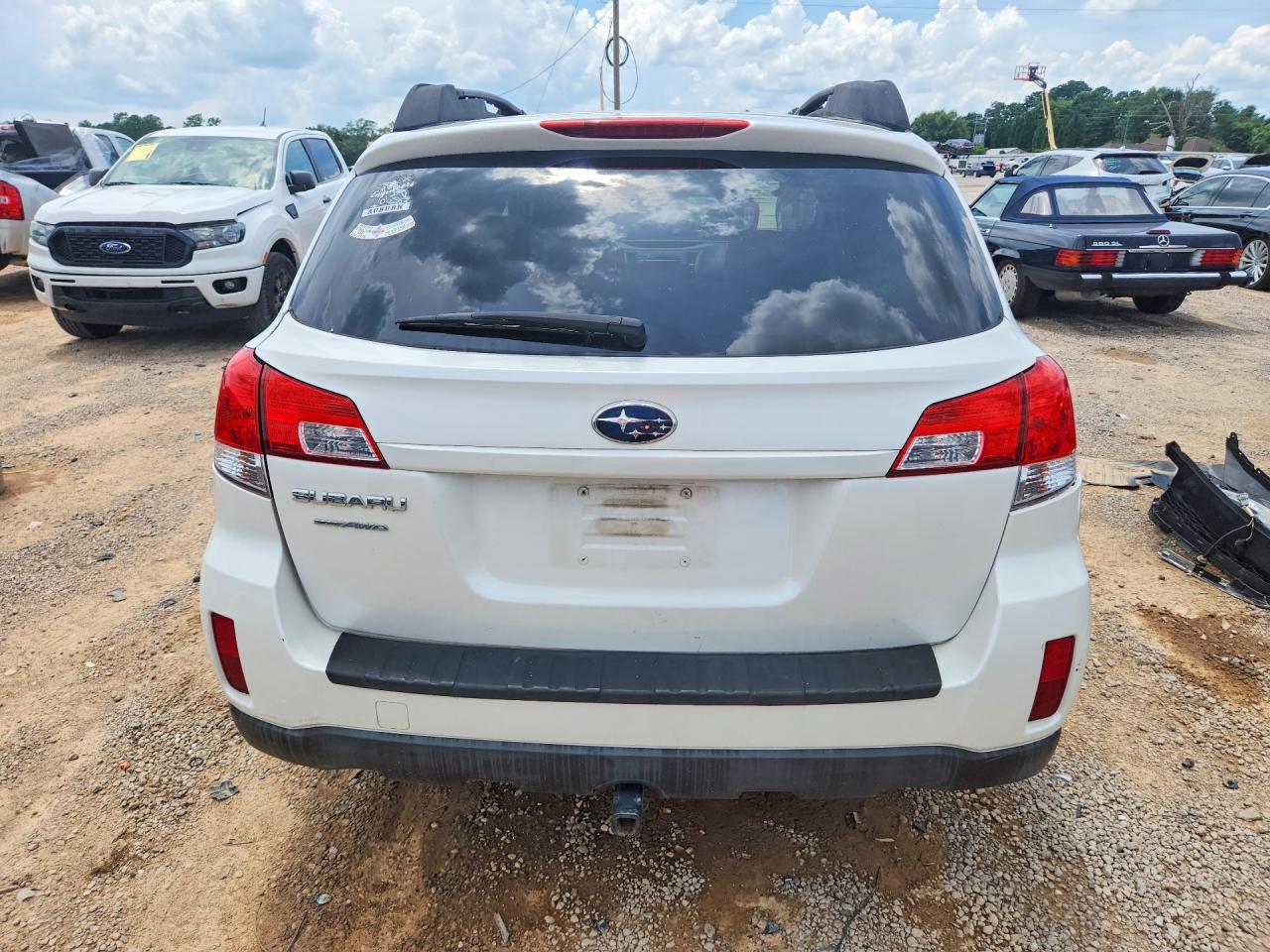 2011 Subaru Outback 2.5i Premium White vin: 4S4BRCCC3B3412142