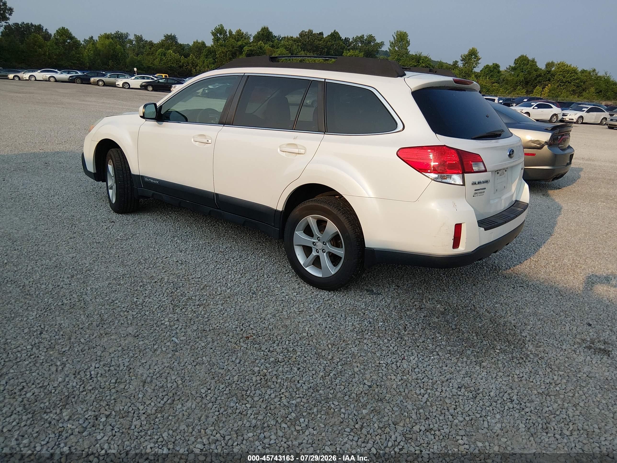 2013 Subaru Outback 2.5i Premium White vin: 4S4BRCCC3D3274105