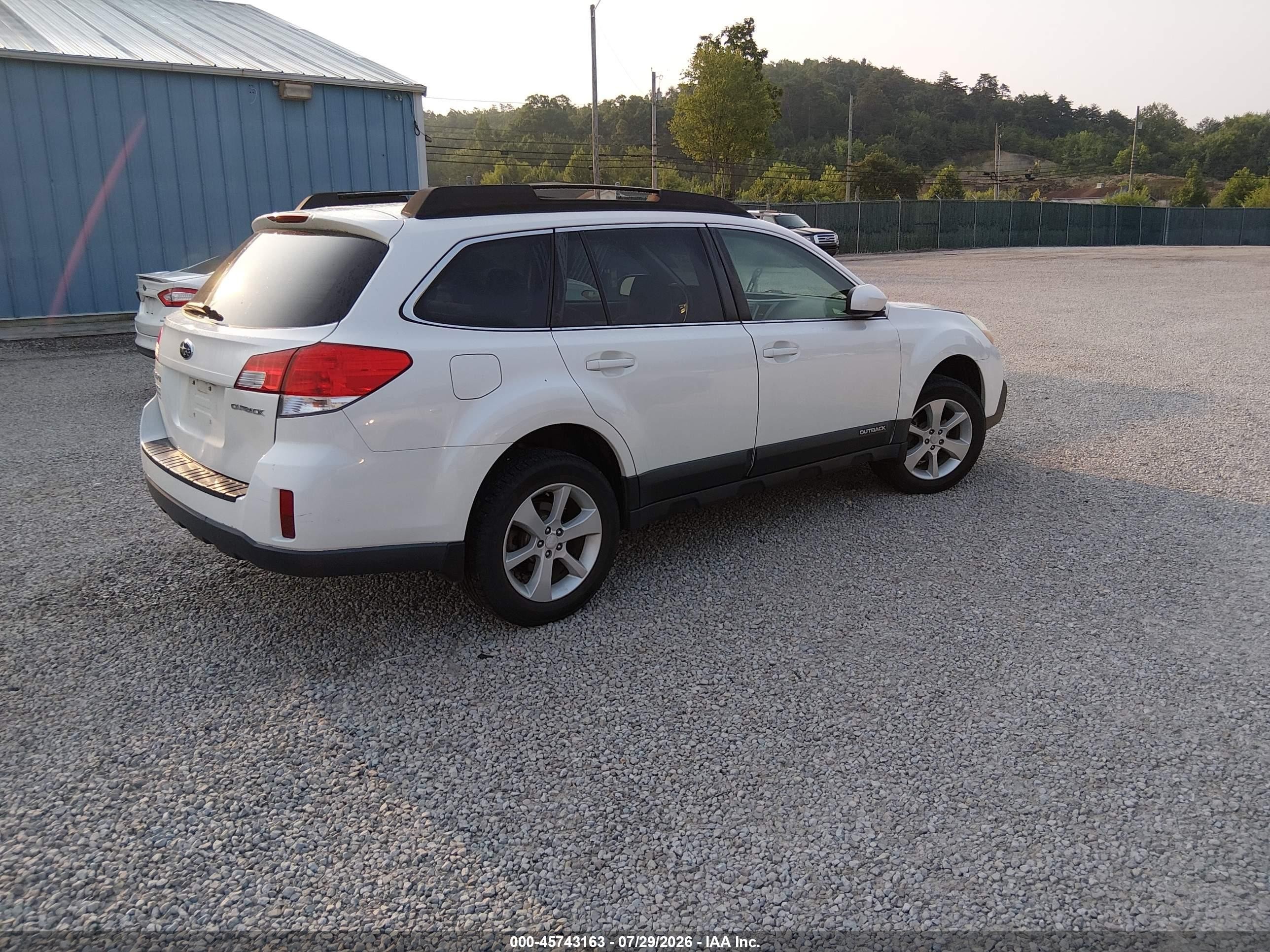 2013 Subaru Outback 2.5i Premium White vin: 4S4BRCCC3D3274105