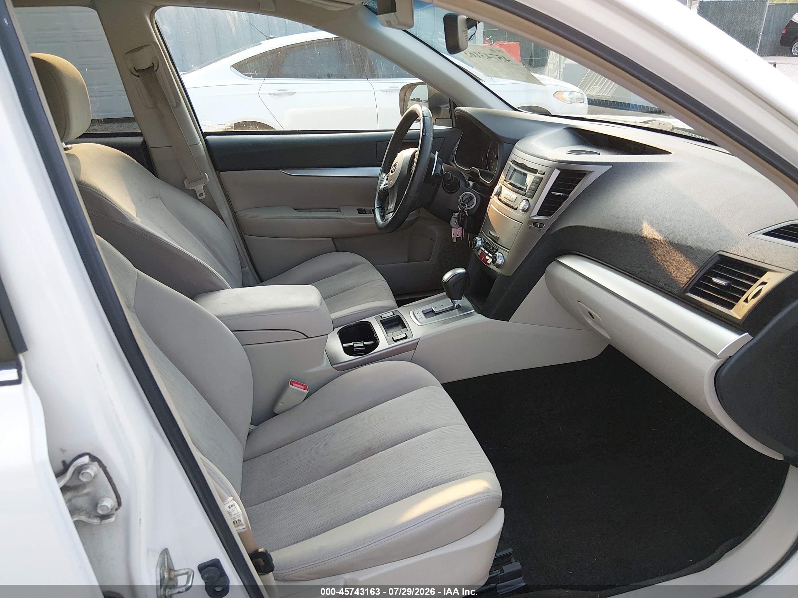 2013 Subaru Outback 2.5i Premium White vin: 4S4BRCCC3D3274105
