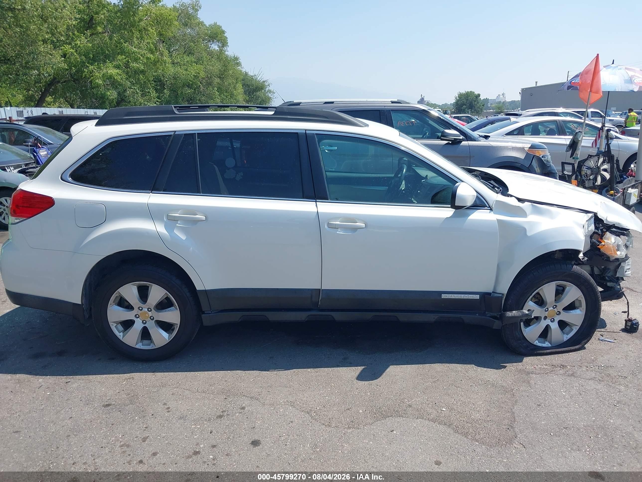 2010 Subaru Outback 2.5i Premium White vin: 4S4BRCCC4A3321458