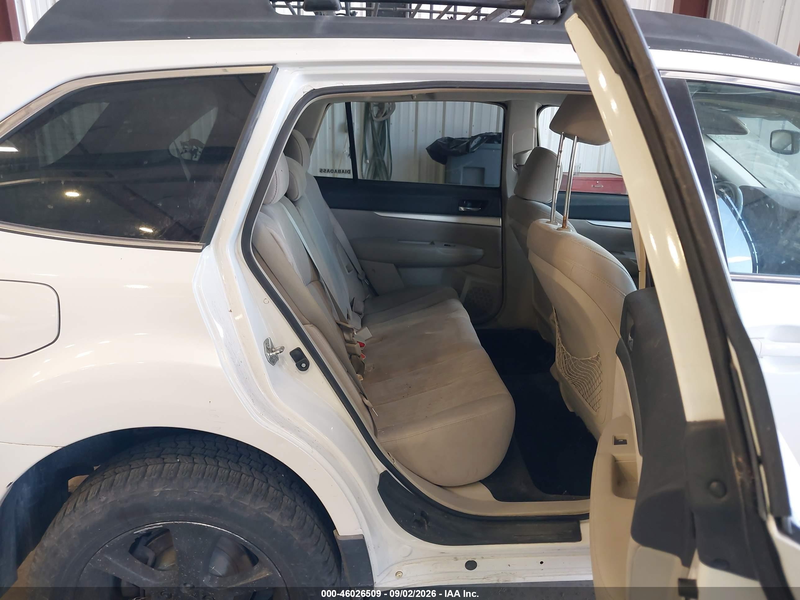 2013 Subaru Outback 2.5i Premium White vin: 4S4BRCCC4D3305832