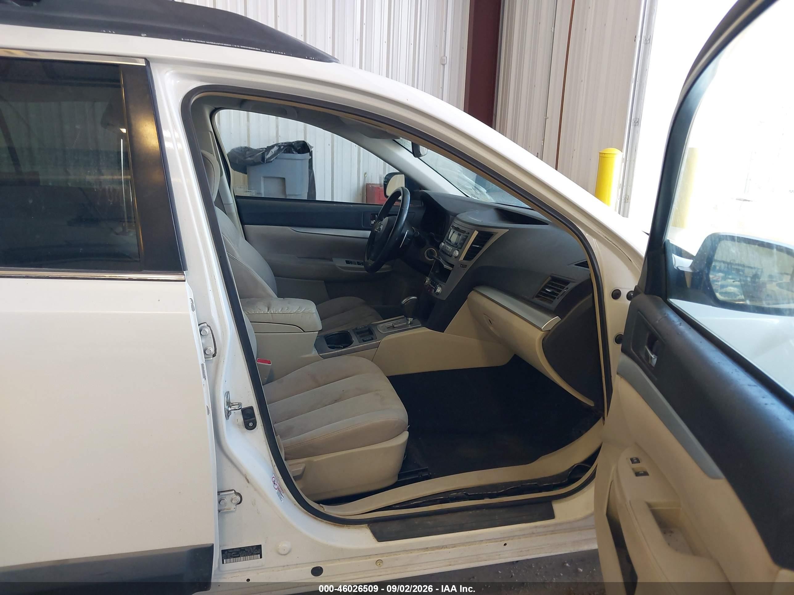 2013 Subaru Outback 2.5i Premium White vin: 4S4BRCCC4D3305832