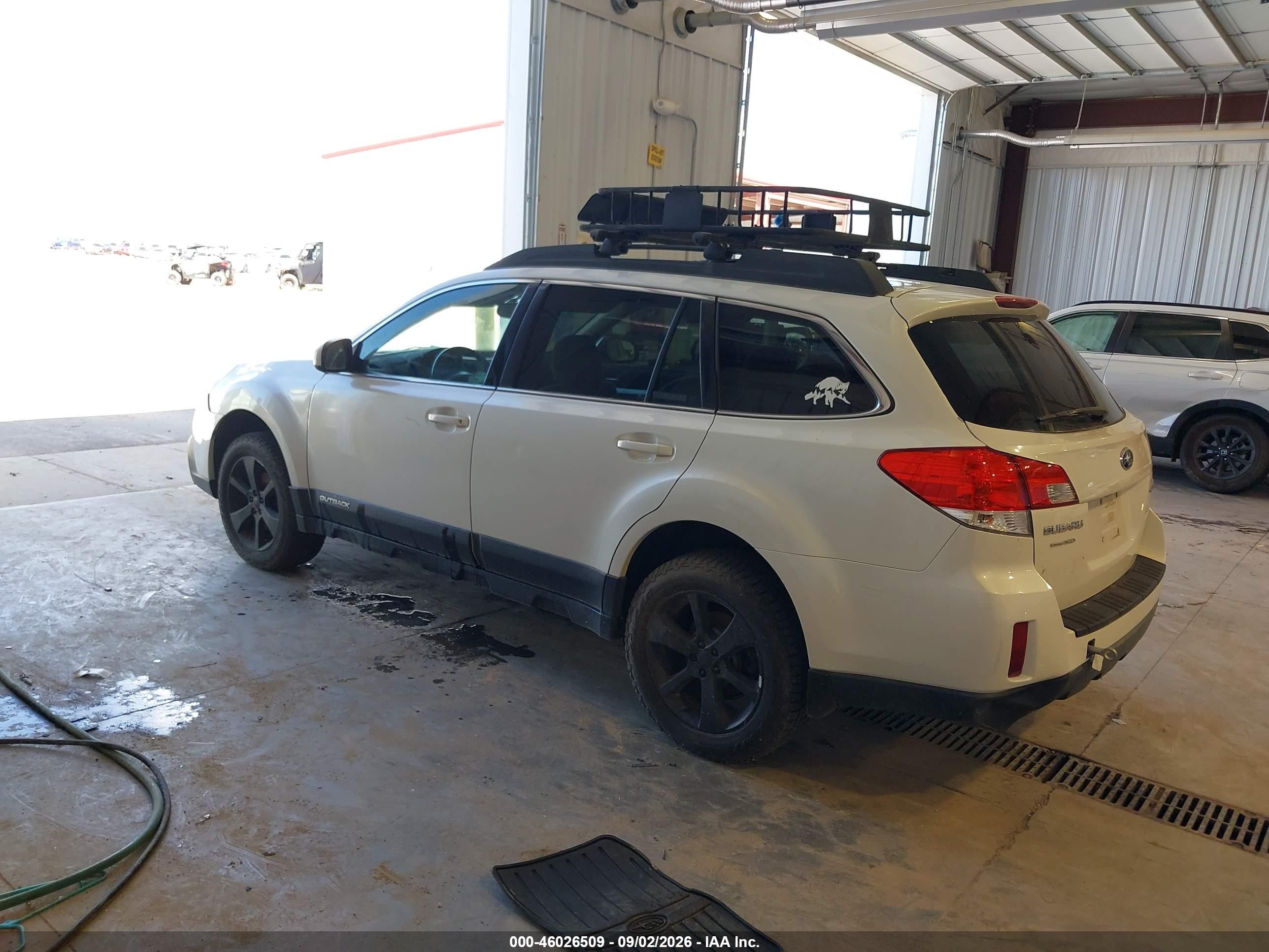 2013 Subaru Outback 2.5i Premium White vin: 4S4BRCCC4D3305832