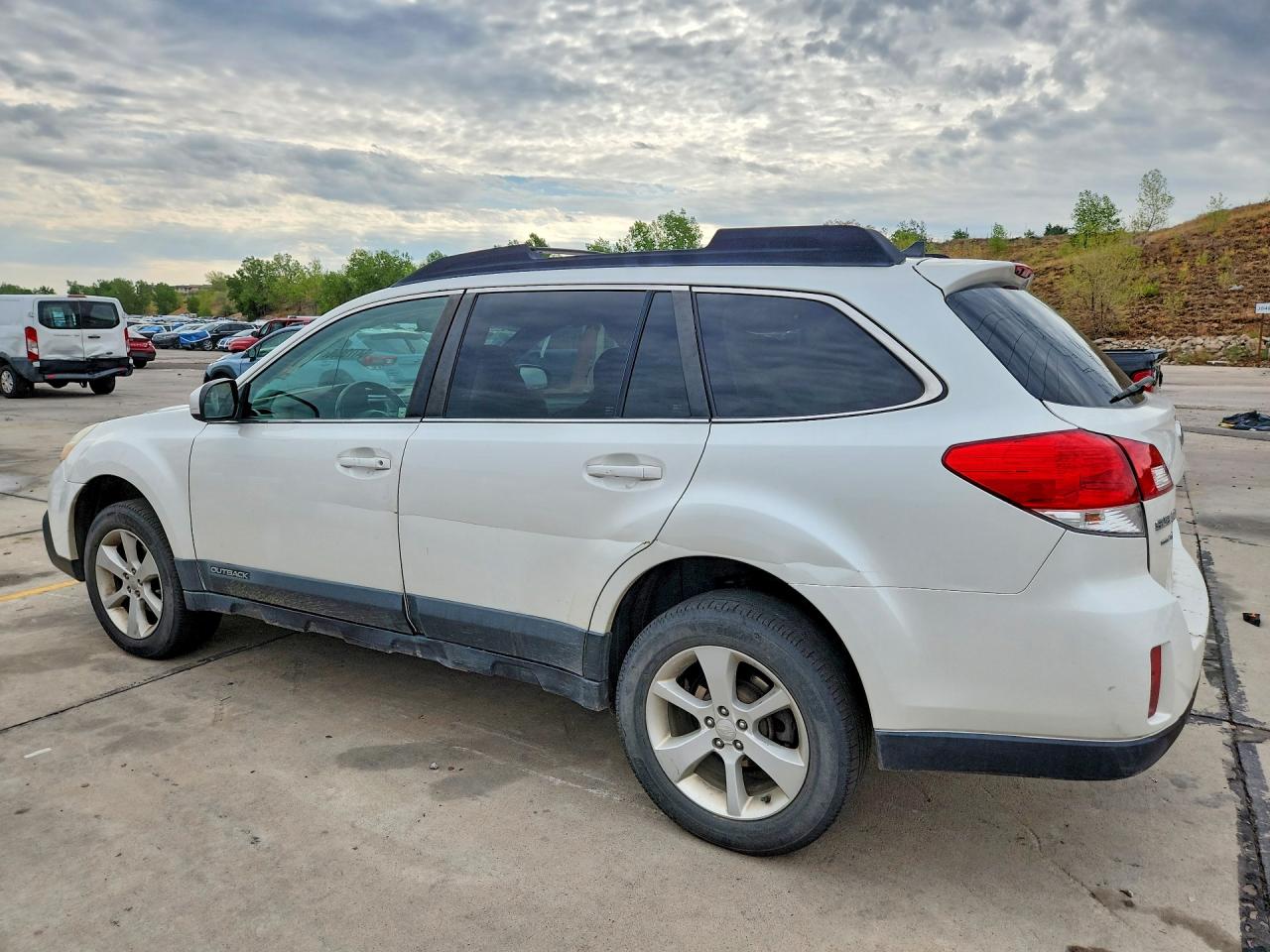 2014 Subaru Outback 2.5i Premium Белый vin: 4S4BRCCC4E3253135