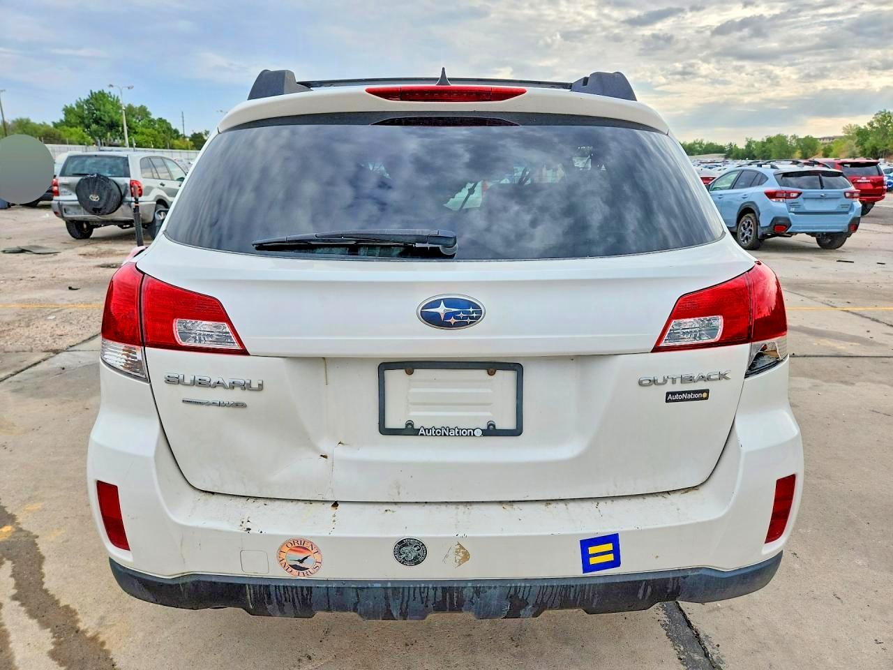 2014 Subaru Outback 2.5i Premium Белый vin: 4S4BRCCC4E3253135