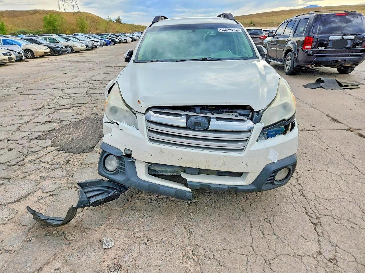 2014 Subaru Outback 2.5i Premium White vin: 4S4BRCCC4E3272199