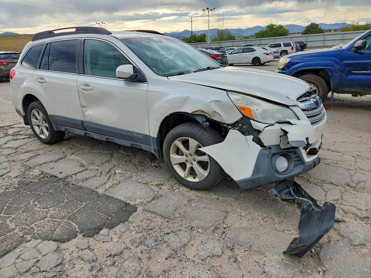 2014 Subaru Outback 2.5i Premium White vin: 4S4BRCCC4E3272199