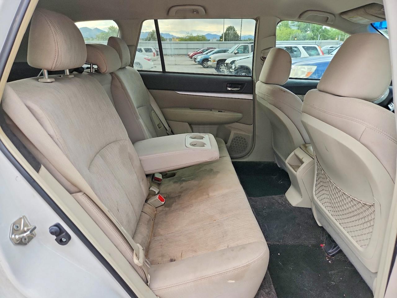 2014 Subaru Outback 2.5i Premium White vin: 4S4BRCCC4E3272199