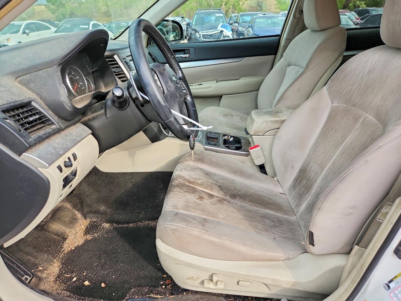 2014 Subaru Outback 2.5i Premium White vin: 4S4BRCCC4E3272199