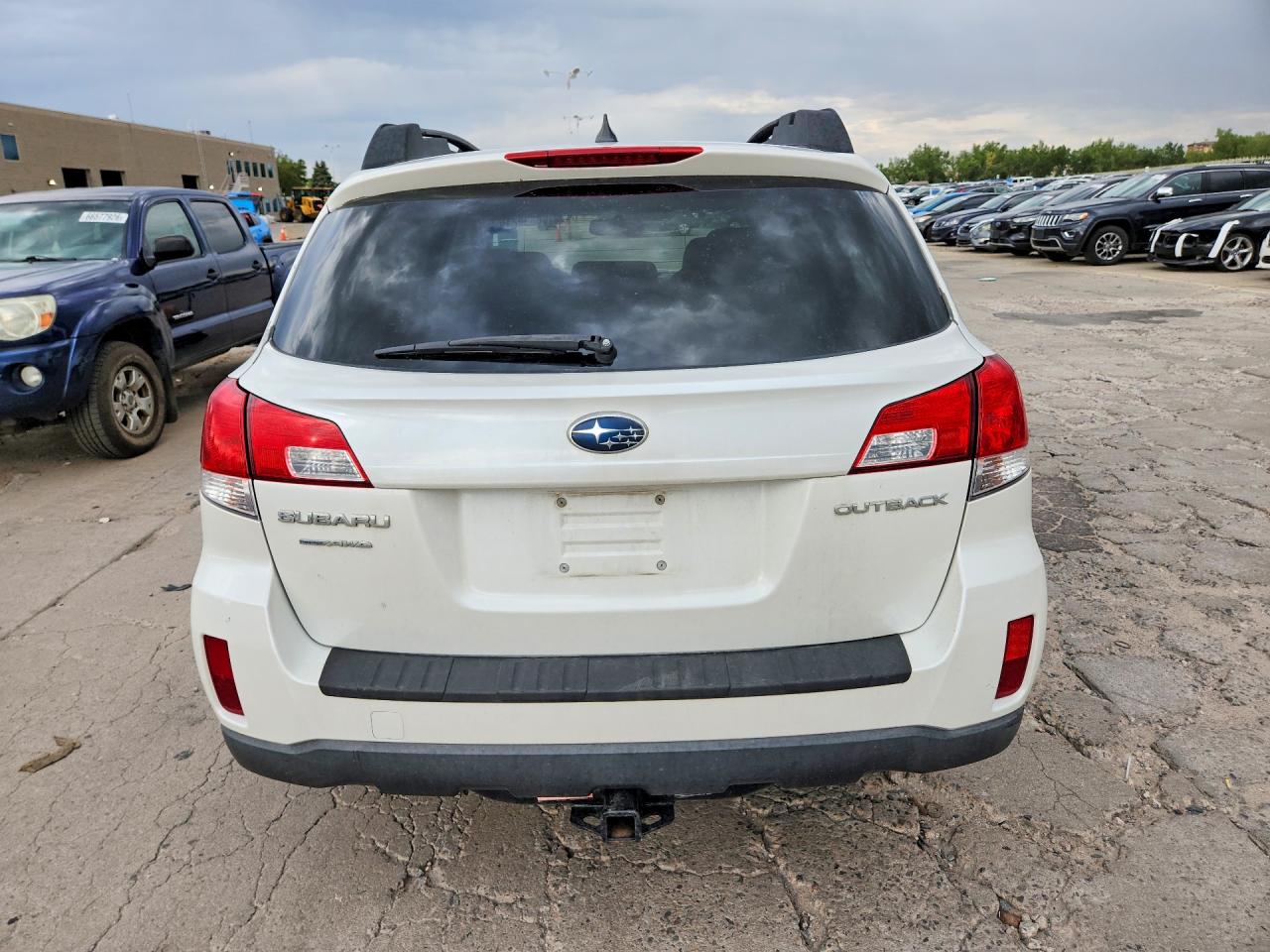 2014 Subaru Outback 2.5i Premium White vin: 4S4BRCCC4E3272199