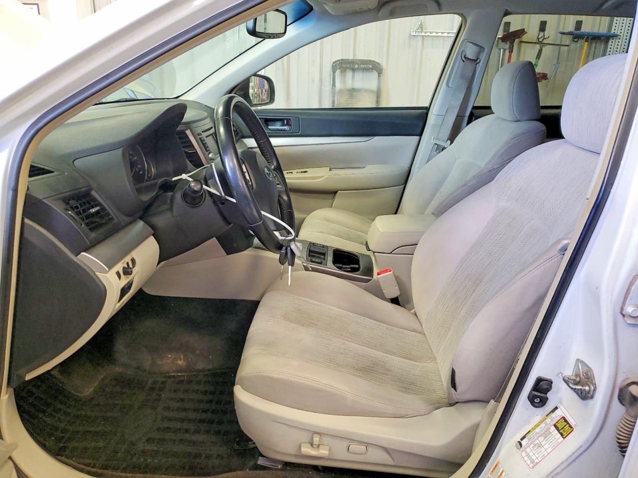2014 Subaru Outback 2.5i Premium White vin: 4S4BRCCC5E3211637